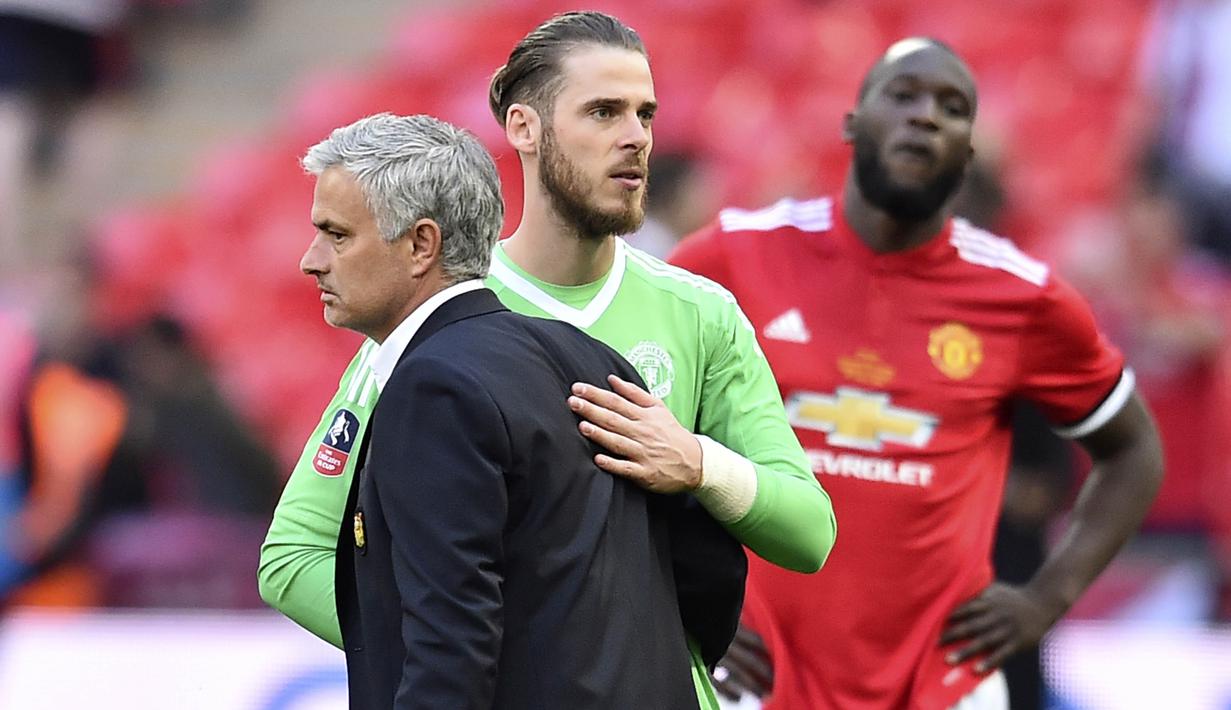 Pelatih Manchester United, Jose Mourinho dan David de Gea tampak lesu usai dikalahkan Chelsea pada laga final Piala FA 2017-2018 di Stadion Wembley, Sabtu (19/5/2018). Chelsea menang 1-0 atas Manchester United. (AFP/Glyn Kirk)