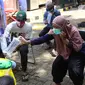 Warga memberikan kantong tes deteksi COVID-19 dengan metode GeNose C19 usai terjaring razia penggunaan masker di Kelurahan Sudimara Barat, Kota Tangerang, Kamis (27/5/2021). Tes tersebut untuk menekan penyebaran corona di wilayah tersebut. (Liputan6.com/Angga Yuniar)