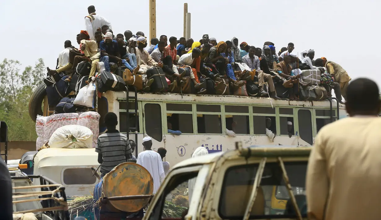 Warga Sudan berdesakan di atap bus saat mudik untuk merayakan Idul Adha, di Ibu Kota Khartoum, Minggu (11/9). Jelang lebaran haji, warga muslim di Sudan kembali ke kampung halaman untuk merayakan bersama keluarga mereka (REUTERS/Mohamed Nureldin Abdallah)