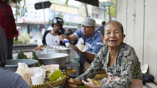 Mbah Satinem dalam Street Food Asia (Netflix)