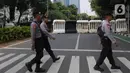 Aparat kepolisian melintas di jalan Imam Bonjol depan Gedung Komisi Pemilihan Umum (KPU) Republik Indonesia, Senin (11/13/2023). (merdeka.com/Imam Buhori)