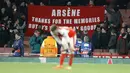 Fans Arsenal membentangkan baner untuk pelatih Arsene Wenger saat timnya melawan Bayern Munich pada leg kedua babak 16 besar Liga Champions di Emirates Stadium, London, (7/3/2017). Bayer Munich menang 5-1. (AP/Frank Augstein)