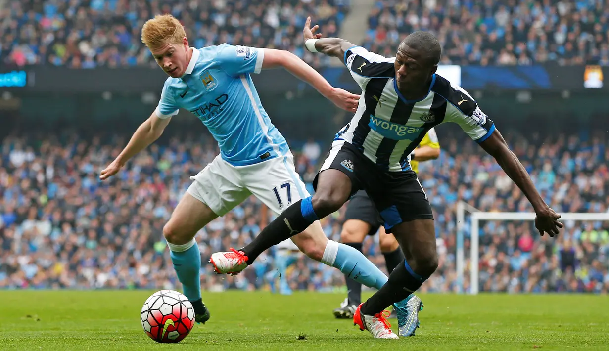 Pemain Manchester City Kevin De Bruyne berebut bola dengan pemain Newcastle Chancel Mbemba pada lanjutan Liga Premier Inggris di Etihad Stadium, Sabtu (04/10/2015).  Manchester City menang 6-1. Reuters / Andrew Yates 