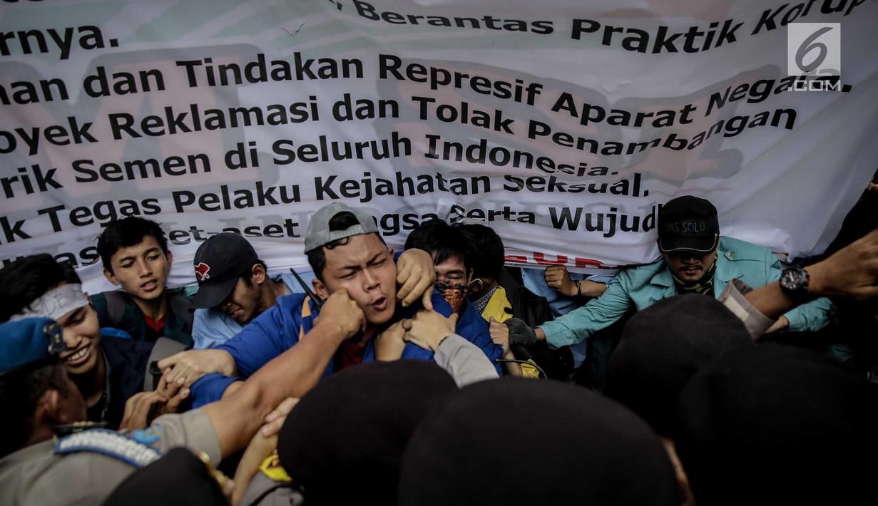 Massa dari Badan Eksekutif Mahasiswa Seluruh Indonesia (BEM SI) terlibat saling dorong dengan polisi saat menggelar aksi longmarch menuju Istana Merdeka, Jakarta, Senin (22/5). (Liputan6.com/Faizal Fanani)