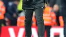 Pelatih Liverpool, Jurgen Klopp tersenyum usai pertandingan melawan Everton pada lanjutan Liga Inggris di Anfield Stadium (2/11). Liverpool menang atas Everton 1-0 berkat gol di detik-detik pertandingan lewat gol Divock Origi. (AP Photo/Jon Super)