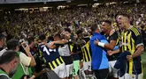 Para pemain Fenerbahce merayakan gol yang dicetak oleh Talisca pada laga leg kedua putaran ketiga kualifikasi Liga Champions 2025/2026 melawan Feyenoord di Fenerbahçe Sükrü Saracoglu Sport Complex, Istanbul, Turki, Selasa (12/08/2025) waktu setempat. (AFP/Ozan Kose)