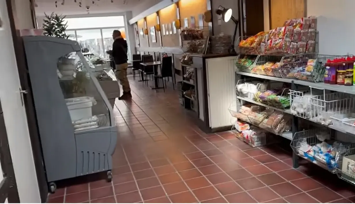 Selain masakan yang sudah matang, hingga nasi goreng, gado-gado, di  warung tersebut juga menjual  aneka bahan makanan khas Indonesia. [Youtube/The Sungkars]