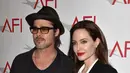 Melansir Hollywoodlife.com, saat ini Jolie tengah merindu dengan sosok laki-laki yang telah digugat cerai olehnya. Jolie merindukan seorang Brad Pitt dan tengah berpikir kembali perihal perceraian mereka. (AFP/Bintang.com)