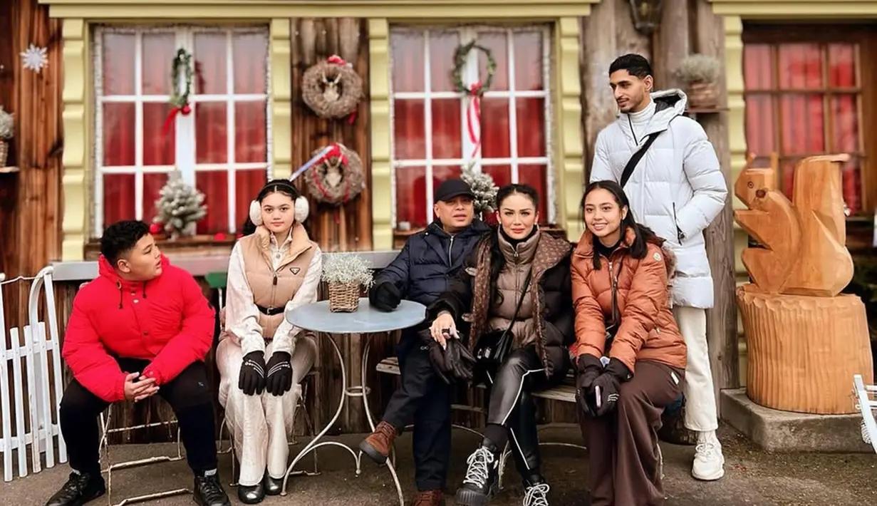 Krisdayanti menikmati liburan keluarga di Zurich, Swiss, bersama suami dan kedua anaknya, Amora dan Kellen. Liburan ini semakin meriah karena mereka juga bertemu dengan kedua anak sambungnya, Dillah Daesslow dan Noor Athalia, sehingga suasana menjadi lebih seru dengan kehadiran keempat anak yang berkumpul. (Liputan6.com/IG/@krisdayantilemos)