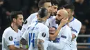 Selebrasi gol pemain Inter Milan pada leg 2, babak 16 besar Liga Europa yang berlangsung di stadion Giuseppe Meazza, Milan, Jumat (22/2). Inter Milan menang 4-0 atas rapid Wien. (AFP/Miguel Medina)