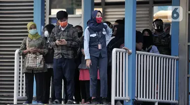 Sejumlah calon penumpang menunggu kedatangan bus Transjakarta di Halte Harmoni, Jakarta, Selasa (16/6/2020). PT Transjakarta mencatat sejak penerapan Pembatasan Sosial Berskala Besar (PSBB) Transisi, pengguna bus Transjakarta naik 22 persen dibandingkan saat PSBB. (merdeka.com/Iqbal Nugroho)