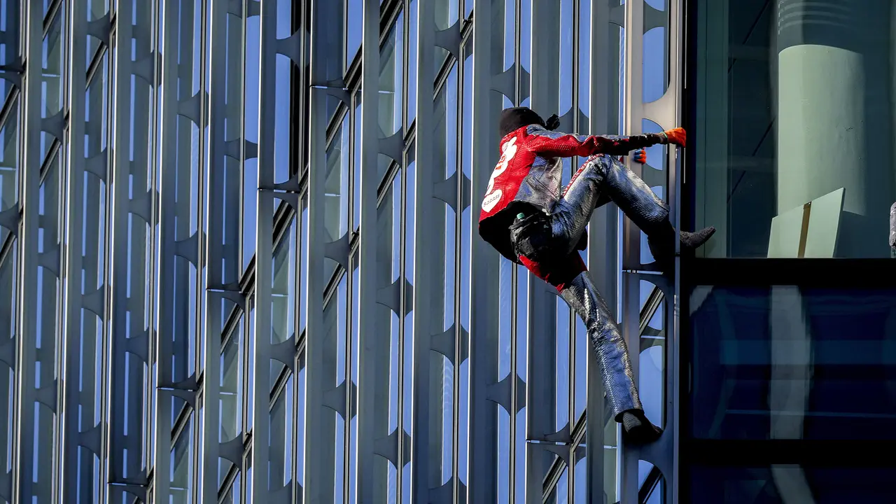 FOTO: Aksi Spiderman Prancis Panjat Gedung Pencakar Langit di Jerman