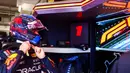 Max Verstappen dari Belanda dan Oracle Red Bull Racing bersiap untuk mengemudi di garasi selama latihan menjelang Grand Prix F1 Las Vegas di Sirkuit Las Vegas Strip pada 21 November 2024 di Las Vegas, Nevada. (Mark Thompson/Getty Images/AFP)