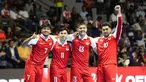 Para pemain Timnas Futsal Indonesia melakukan selebrasi gol saat berhadapan dengan Belanda pada laga lanjutan Four Nations Cup 2025 yang bergulir di Hall Basket Senayan, Jakarta, pada Sabtu (20/9/2025).