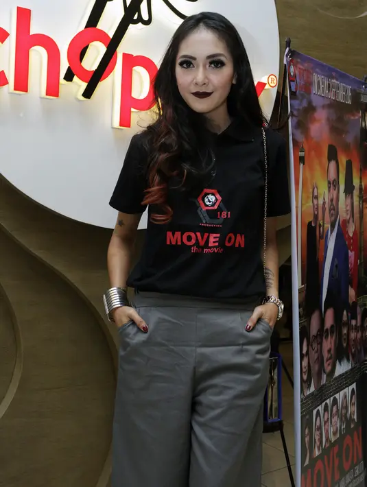 "Kendala tidak ada, karakter Indri mirip seperti aku. Syutingnya seru, kita ke Bali dan Jakarta, sekalian liburan juga," ujar istri dari Gary Iskak ini. (Wimbarsana/Bintang.com)