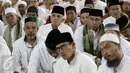 Mantan Menko Perekonomian Hatta Rajasa dan Cawagub DKI Jakarta No 3 Sandiaga Uno saat sedang mendengarkan ceramah beserta peserta aksi 112 di Masjid Istiqlal, Jakarta, Sabtu (11/2). (Liputan6.com/Herman Zakharia)