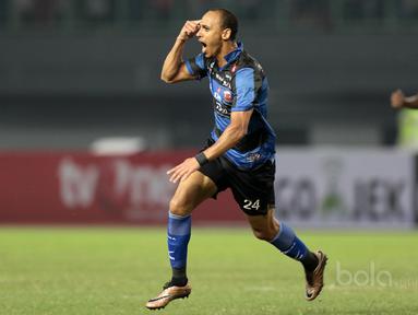 Pemain Madura United, Peter Odemwingie berada pada urutan pertama top scorer sementara Liga 1 2017. Peter telah mengoleksi sembilan gol hingga pekan ke-11.  (Bola.com/Nicklas Hanoatubun)
