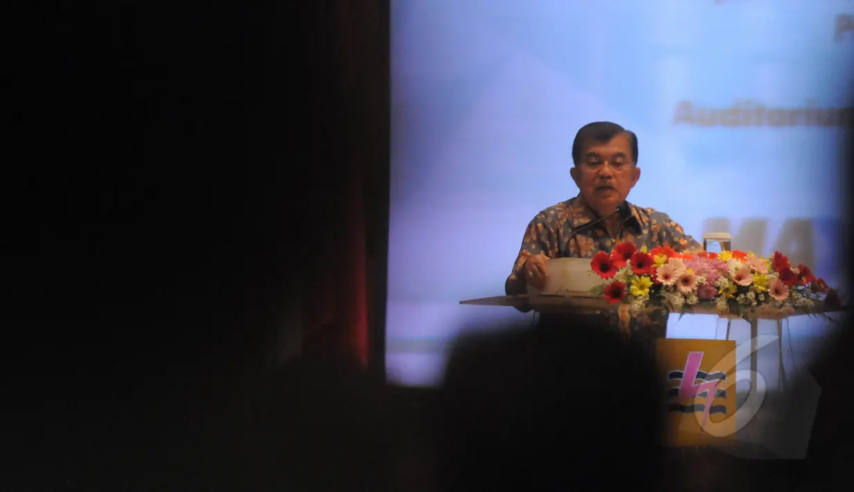 Wapres Jusuf Kalla memberikan sambutan di acara Musyawarah Nasional Masyarakat Ketenagalistrikan Indonesia (MKI) ke VI di gedung PLN Pusat, Jakarta, Kamis (12/3/2015). (Liputan6.com/Herman Zakharia)