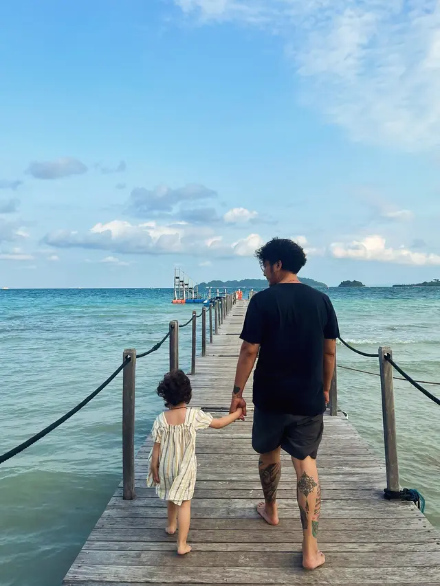 7 Potret Nadine Chandrawinata Liburan ke Lampung, Ramai Bareng Rombongan Keluarga