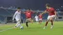 Pemain Timnas Indonesia U-22, Toni Firmansyah (tengah) dan Mauro Ziljstra (kanan) mencoba membayangi pemain Myanmar pada pertandingan SEA Games 2025 di 700th Anniversary Stadium, Chiang Mai, Jumat (12/12/2025). (Bola.com/Bagaskara Lazuardi)