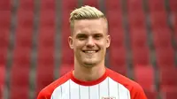 Bek FC Augsburg, Philipp Max, mencatat 10 assist di Bundesliga pada musim ini. (AFP/Christof Stache)