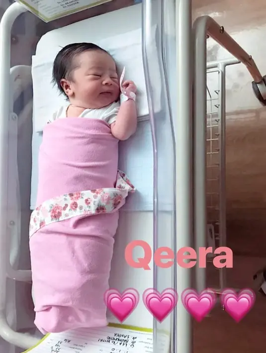 Yang lebih menggemaskan, rambut bayi mungil yang satu ini sudah sangat lebat sejak lahir. Dan sepertinya ini merupakan turunan dari ayah dan ibunya. (Instagram/raqeemarubyradinal_)