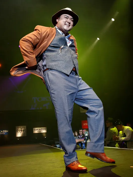Seorang pria bergaya di atas catwalk memperagakan busana koleksi Pocchari dalam peragaan busana pria-pria gemuk di Tokyo, Jepang, (22/9). (REUTERS/Kim Kyung-Hoon)
