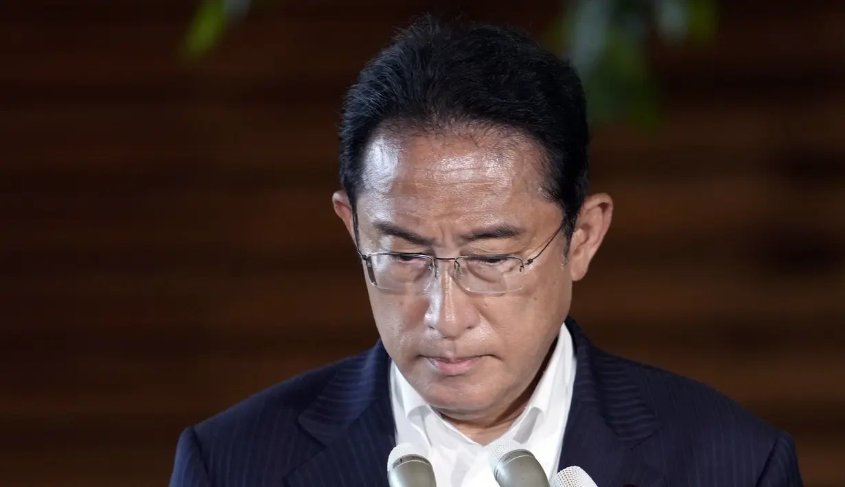 <p>Perdana Menteri Jepang Fumio Kishida, berhenti sejenak saat berbicara terkait penembakan yang menimpa Shinzo Abe di Tokyo, Jumat (8/7/2022). Mantan Perdana Menteri Jepang Shinzo Abe ditembak pada pukul 11.30 waktu setempat. Saat kejadian, ia tengah berpidato dalam sebuah kampanye di Kota Nara. (AP Photo/Eugene Hoshiko)</p>