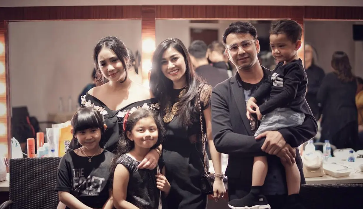 Ini adalah foto terbaru saat mereka hadir dig lama premier film terbaru Gigi dan Raffi yang berjudul ‘The Secret’. Bukan hanya dengan adik iparnya, Gigi juga begitu menyanyi para keponakannya. (Instagram/nissyaa)