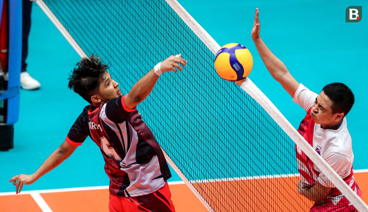 Pemain Red Phoenix, Jirayut Afisan, beraksi saat melawan Pink Dragon pada laga bertajuk Fun Volley Ball di Indonesia Arena, Jakarta, Sabtu (20/4/2024). (Bola.com/Bagaskara Lazuardi)
