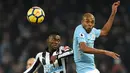 Pemain Newcastle United, Christian Atsu berebut bola dengan pemain Manchester City, Fernandinho pada pertandingan pekan ke-24 Premier League di Etihad Stadium, Minggu (21/1). Manchester City menang telak 3-1 berkat hattrick Sergio Aguero. (AP/Rui Vieira)