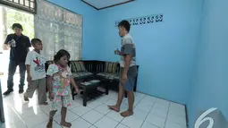 Sony Wakwaw dan keluarga saat tiba di rumah barunya di kawasan Cibubur, Jakarta Timur. Foto diambil pada Kamis (4/12/2014). (Liputan6.com/Herman Zakharia)