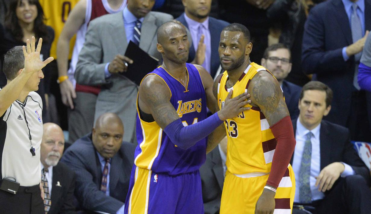 Pemain Cleveland Cavaliers, LeBron James (23) saat berbincang dengan Pemain Los Angeles Lakers Kobe Bryant (24) pada laga NBA di Quicken Loans Arena, Kamis (11/2/2016) WIB.  (David Richard-USA TODAY Sports/Reuters)
