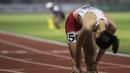 Pelari Indonesia, Ulfa Silviana, usai tampil pada Invitation Tournament Asian Games 2018 cabang atletik nomor 200 m di SUGBK, Jakarta, Selasa (13/2/2018). Meski kalah dirinya memecahkan rekor pribadi dengan 24,86 detik. (Bola.com/Vitalis Yogi Trisna)