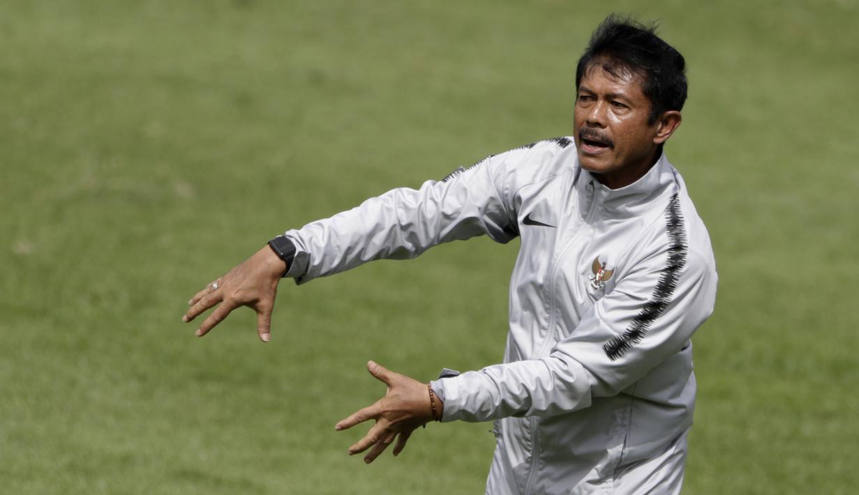 Pelatih Timnas Indonesia U-22, Indra Sjafri, memberikan instruksi saat latihan di Stadion Madya, Jakarta, Kamis (17/1). Latihan ini merupakan persiapan jelang Piala AFF U-22. (Bola.com/Yoppy Renato)