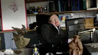 Ilmuwan terkemuka Stephen Hawking saat di kantornya di The Centre for Mathematical Sciences, University of Cambridge, London, Inggris, 14  Desember 2011. Hawking meninggal dunia pada hari ini, Rabu (14/3/2018). (AFP PHOTO/LONDON SCIENCE MUSEUM/SARAH LEE)