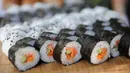 Sushi gulung juga harus diwaspadai sebab sering ditambahkan dengan bahan-bahan yang berkalori tinggi seperti mayo pedas, krim keju, udang tempura, dan banyak nasi putih. (Istimewa)