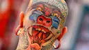 Seorang pria asal Belanda menunjukkan tato di bagian belakang kepalanya pada hari pertama Konvensi Tattoo Frankfurt di Frankfurt, Jerman, Jumat, 21 April 2017. Acara ini diikuti oleh ratusan seniman tato dari berbagai negara. (AP Photo / Michael Probst)