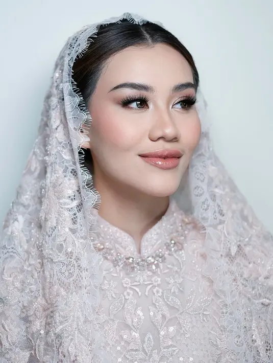 Di kedua prosesi tersebut, Aaliyah Massaid tampil memukau dirias oleh makeup artist kenamaan tanah air Leo Afandi. [Foto: Instagram/leoafandi_]
