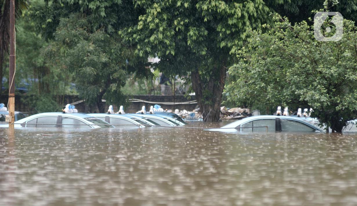 Foto Penampakan Banjir Di Pool Taksi Blue Bird Kramat Jati News Liputan6 Com