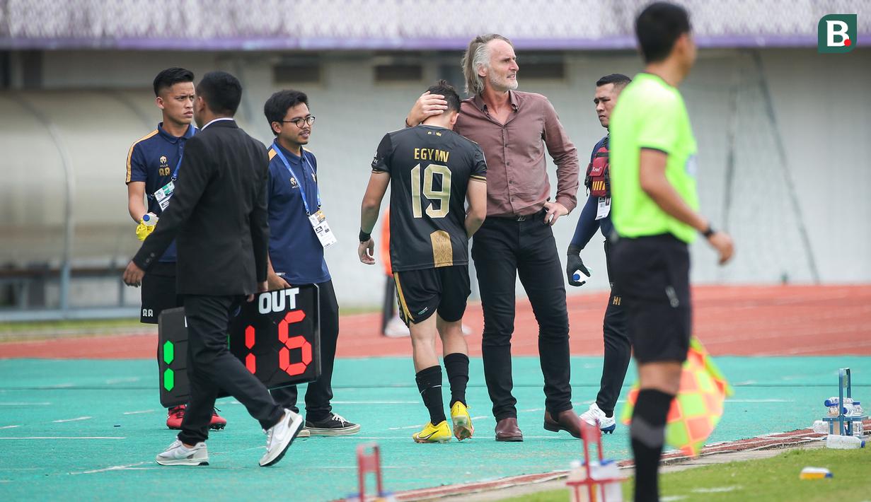 Pemain Dewa United, Egy Maulana Vikri (tengah) dipeluk oleh pelatih Jan Olde Riekerink saat laga lanjutan BRI Liga 1 2022/2023 menghadapi Madura United di Indomilk Arena, Tangerang, Kamis (2/2/2023). (Bola.com/Bagaskara Lazuardi)