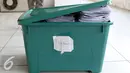 Box berisi dokumen atas nama Iwan Ridwasyah dikeluarkan dari gedung kolam renang Pertamina, Jakarta, Senin (1/9/2015). Pertamina Foundation digeledah terkait dugaan penyalahgunaan anggaran program tahun 2013 hingga 2014. (Liputan6.com/Yoppy Renato)