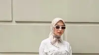 6 Gaya Mix and Match Hijab Celana Putih yang Cocok untuk Segala Aktivitas