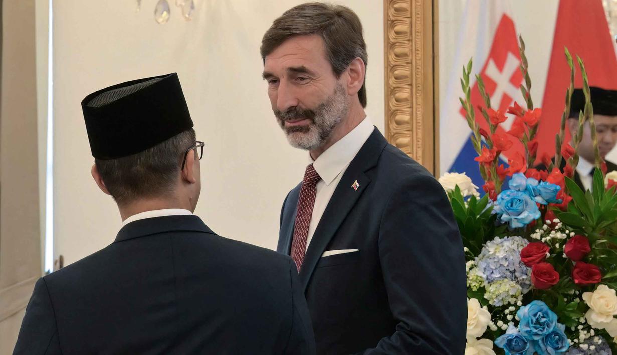 Kesepakatan ini diharapkan menjadi tahap awal untuk kerja sama yang lebih mendalam di masa depan. Tampak dalam foto, Menteri Luar Negeri Indonesia, Sugiono (kiri) berbicara dengan Menteri Luar Negeri Slovakia, Juraj Blanar, saat pertemuan mereka di Gedung Pancasila, Kementerian Luar Negeri, Jakarta, Selasa (3/2/2026). (BAY ISMOYO/AFP)