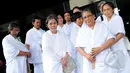 Lia Aminnuddin datang menyambangi kantor KPK bersama dengan jamaahnya, Jakarta, Senin (16/2/15). Kedatangan LIa Eden untuk mendoakan KPK.(Liputan6.com/Faisal R syam)