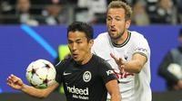 Gelandang Eintracht Frankfurt, Makoto Hasebe menguasai bola dibayangi striker Tottenham Hotspur, Harry Kane dalam laga fase Grup D Liga Champions 2022/2023 di Frankfurt, Jerman (4/10/2022). Makoto Hasebe menjadi pemain tertua keempat di fase grup Liga Champions 2022/2023 saat diturunkan Frankfurt menghadapi Tottenham Hotspur (12/10/2022) ia telah berusia 38 tahun, 8 bulan dan 24 hari. (AFP/Daniel Roland)