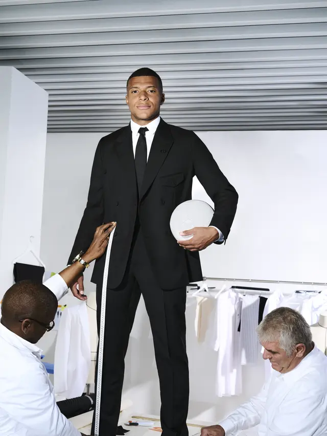 Tampil Maskulin ala Kylian Mbappe DKK dengan Setelan Jas Dior, Intip Inspirasinya!