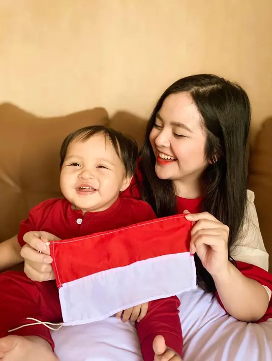 "Eh tiba-tiba pagi ini lihatin Arr lagi bobok kok aku kepikiran 'pengen punya anak bayi lucu kek gini lagi terus cewek dong'. JENG JENG JENGGG @randibachtiar apakah ini saatnya aku copot IUD?!" lanjut Tasya. (Instagram/tasyakamila)