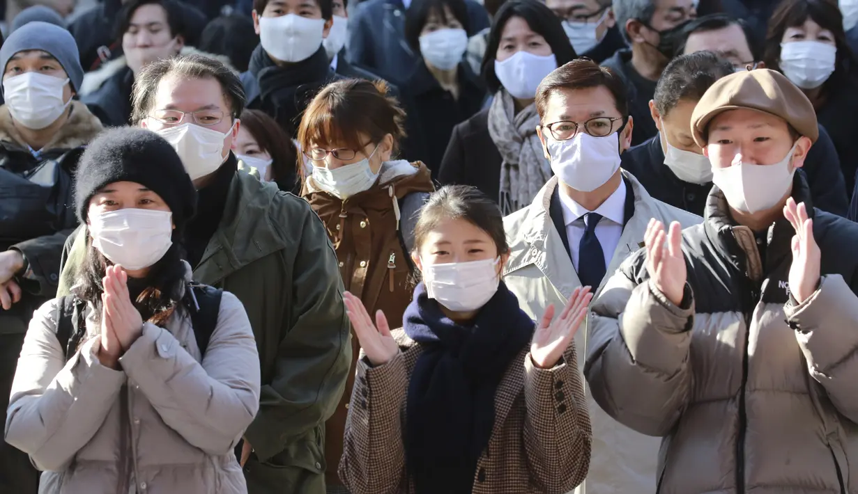 Tradisi berdoa untuk Tahun Baru yang dilakukan orang-orang pada hari kerja pertama tahun ini di Kuil Kanda Myojin, di Tokyo, Jepang, Senin (4/1/2021). Kebanyakan pengunjung mendatangi kuil tersebut untuk mencari keberuntungan dalam bisnis. (AP Photo/Koji Sasahara)