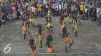 Sejumlah penari dari komunitas Lima Gunung unjuk kebolehan saat acara Festival Lima Gunung di lereng Gunung Merapi, Desa Klogowanan, Magelang, (21/7). (Liputan6.com/Gholib)